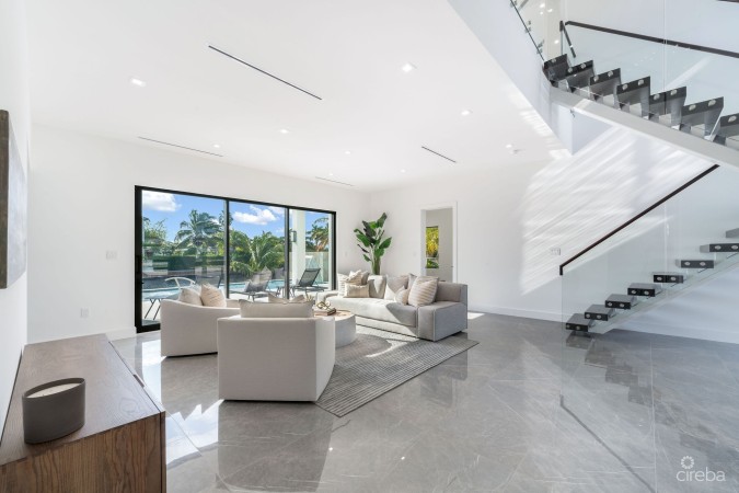 MARQUISE DRIVE LUXURY CANAL FRONT HOME - CRYSTAL HARBOUR