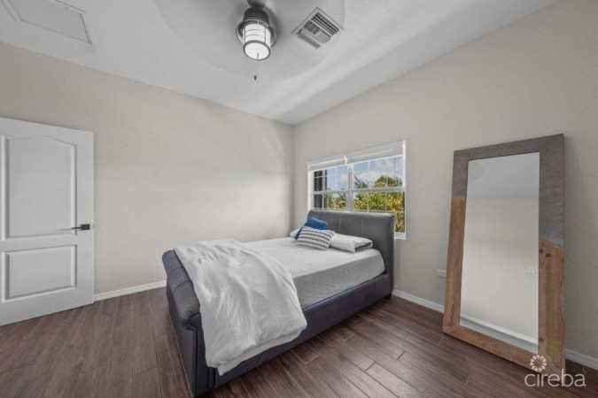 UPGRADED LAKELAND VILLAS, 2 BED + DEN AND GARAGE (OVER $100K IN RENOVATIONS)