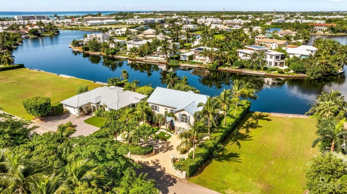 303 BIMINI DRIVE | EXCLUSIVE 5-BED CANALFRONT HOME