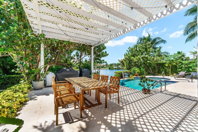 303 BIMINI DRIVE | EXCLUSIVE 5-BED CANALFRONT HOME