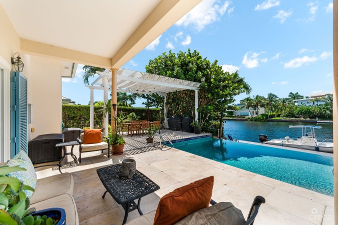 303 BIMINI DRIVE | EXCLUSIVE 5-BED CANALFRONT HOME