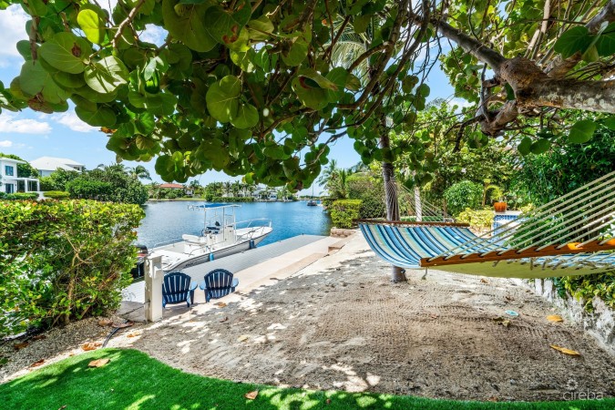 303 BIMINI DRIVE | EXCLUSIVE 5-BED CANALFRONT HOME