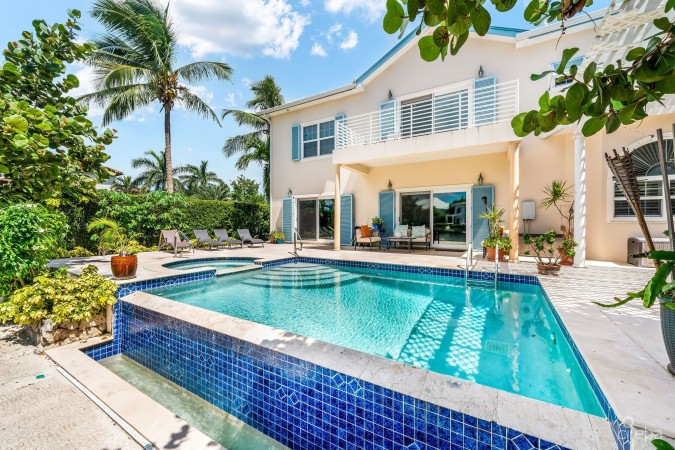 303 BIMINI DRIVE | EXCLUSIVE 5-BED CANALFRONT HOME