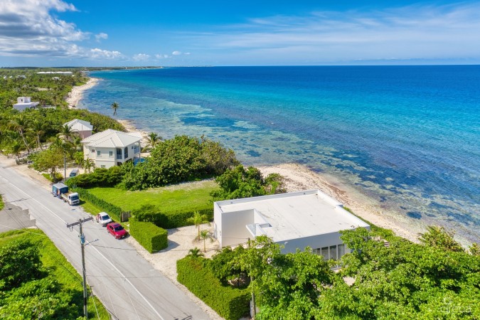 SEASIDE HIDEAWAY - FULLY RENOVATED BEACHFRONT GEM