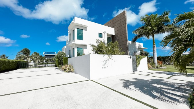 EXQUISITE MODERN FAMILY HOME, CRYSTAL HARBOUR