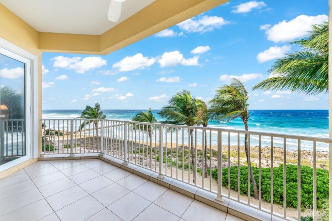 WESTVIEW - PRIME OCEANFRONT 3-BEDROOM RESIDENCE