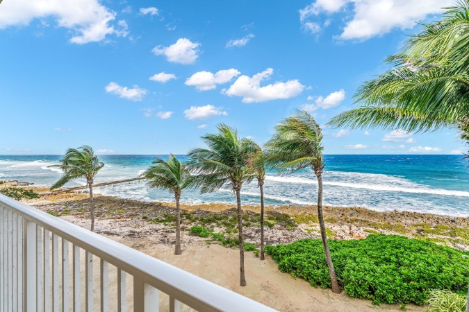 WESTVIEW - PRIME OCEANFRONT 3-BEDROOM RESIDENCE