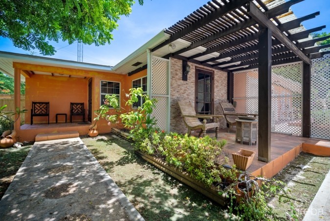 WEST BAY HOME WITH APARTMENT AND POOL