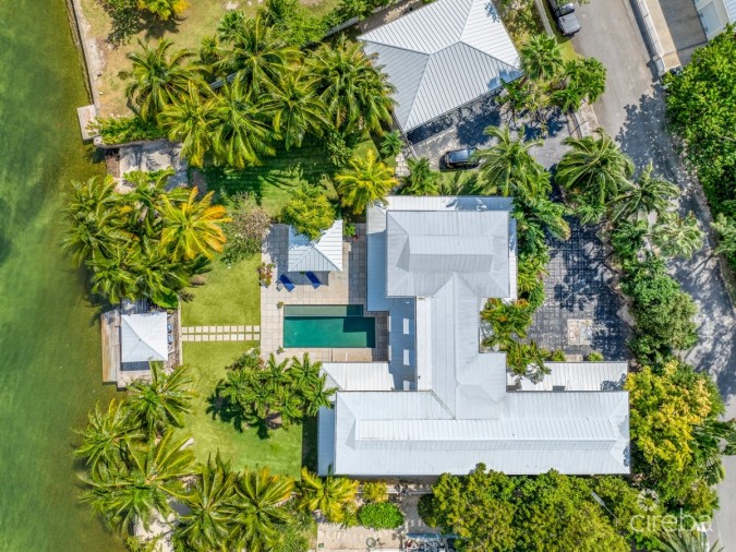 'FRUIT BOWL' - CARIBBEAN CHIC WATERFRONT HOME ON NORTH SOUND